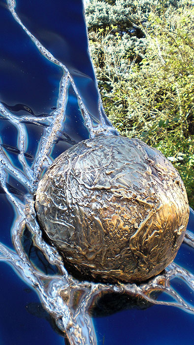 Geschweißte Skulptur aus blauem Edelstahl und Bronze