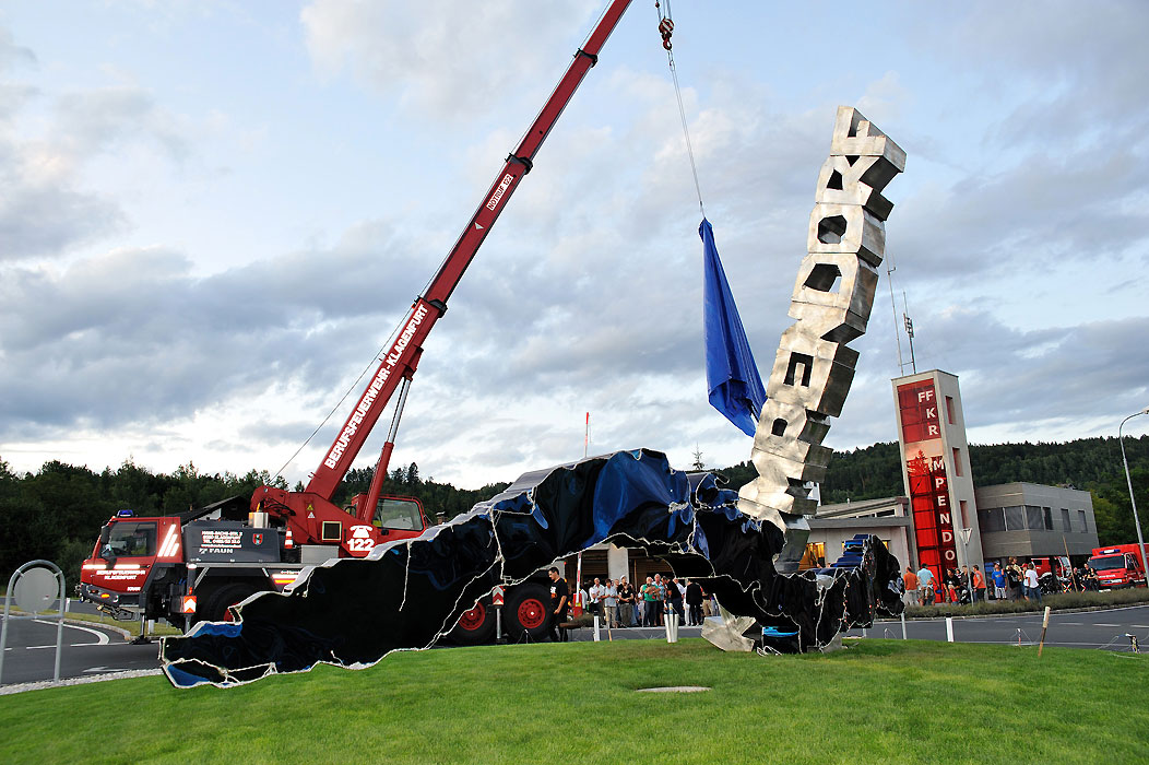 Kreisverkehr in Krumpendorf mit großer Skulptur in Edelstahl