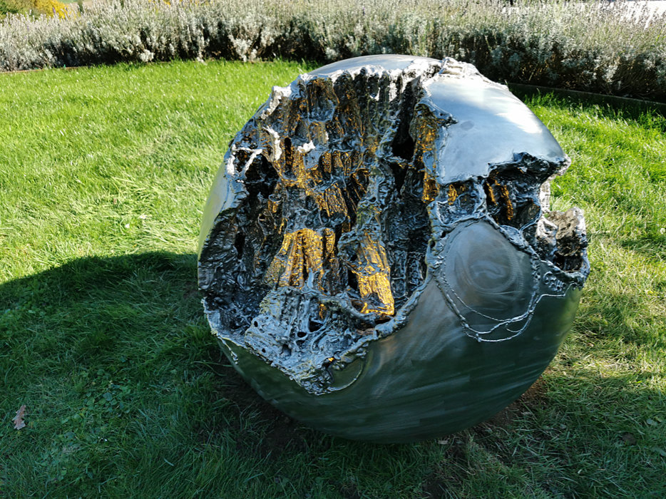 Kunst im Garten, Kugel-Skulptur aus Edelstahl