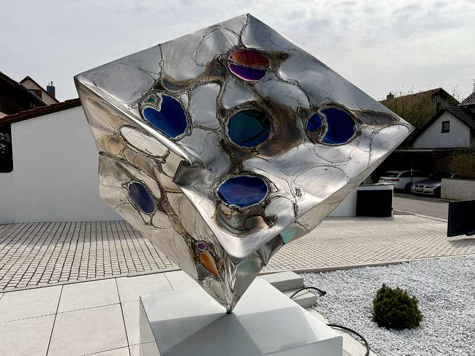 Kunst im Garten, Implodierter Spielwürfel aus Edelstahl