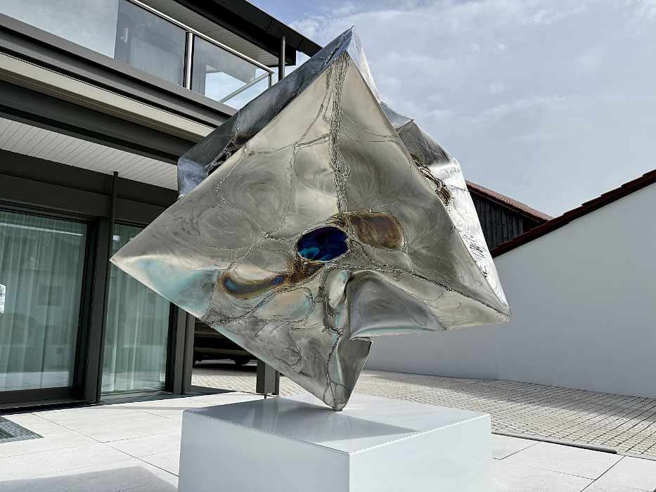 Kunst im Garten, Implodierter Spielwürfel aus Edelstahl