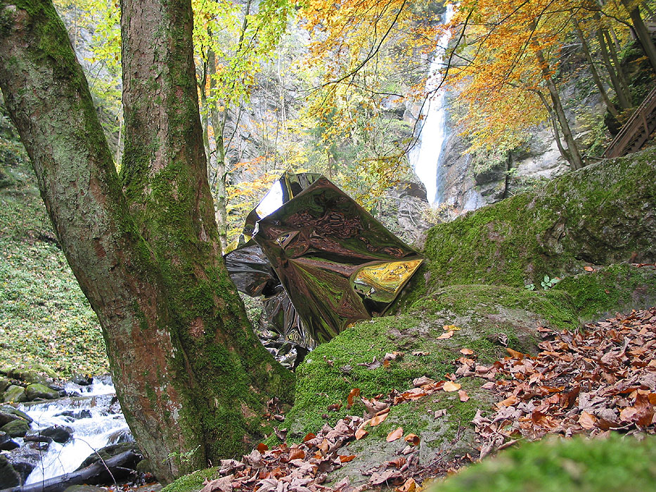 Kunst in der Natur, Implodierter Würfel aus spiegelpoliertem Edelstahl