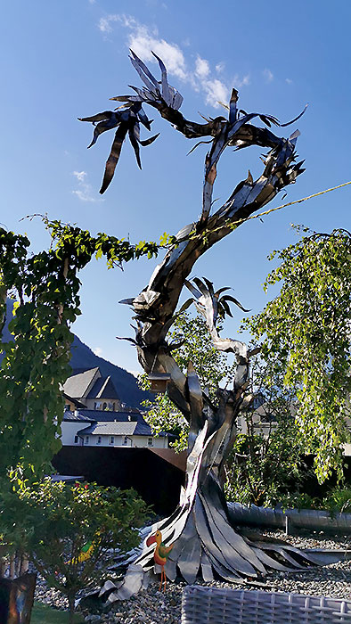 Geschweißte Metallblume, Skulptur für einen etwas größeren Garten