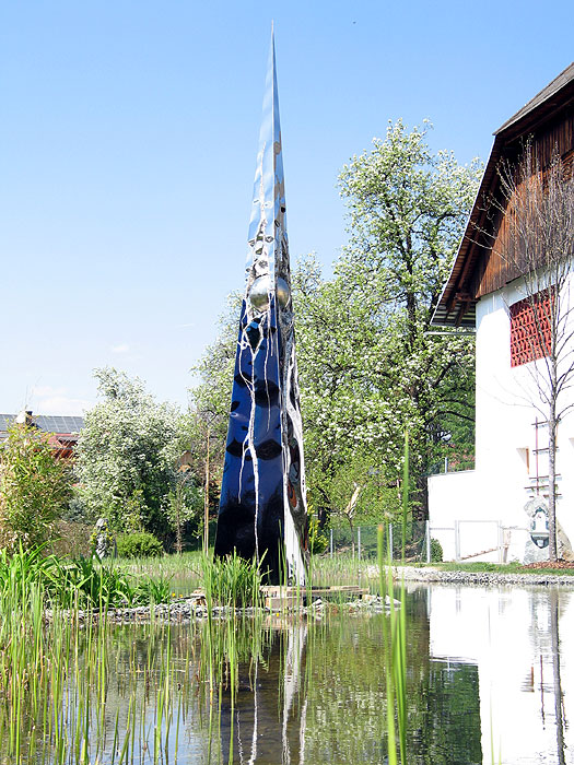 Moderne Metallskulptur im Garten
