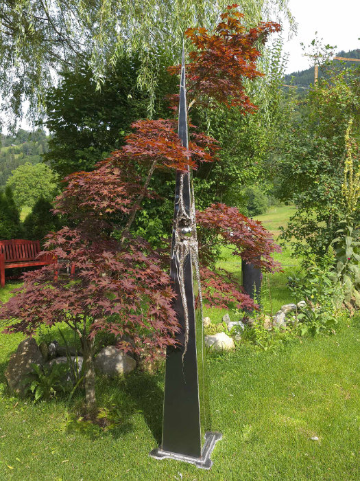 Elegante Garten-Skulptur aus Metall geschweißt