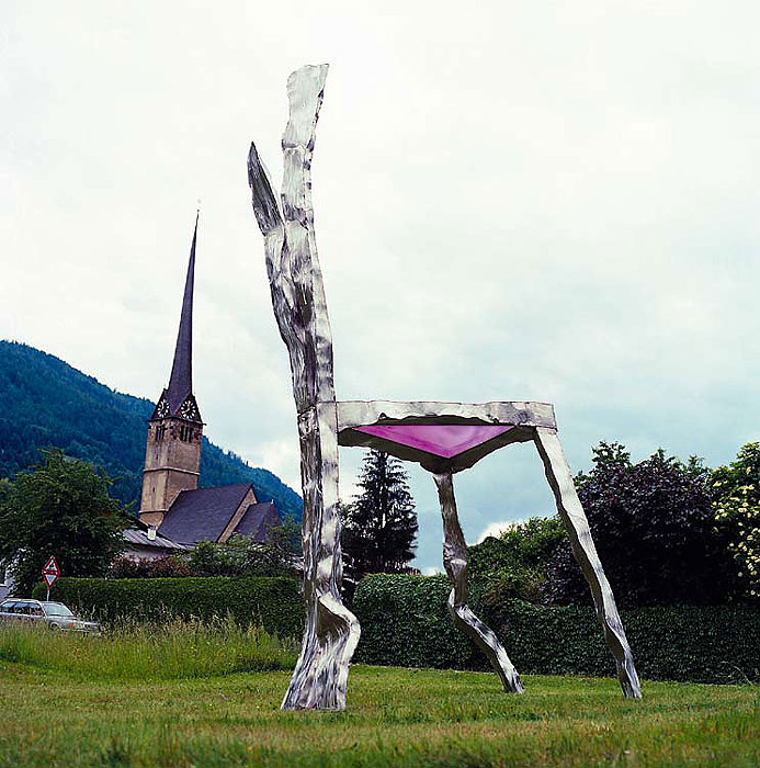 Sitzskulptur für einen riesen 'Hochsitz'. Verzogener silberner Edelstahl