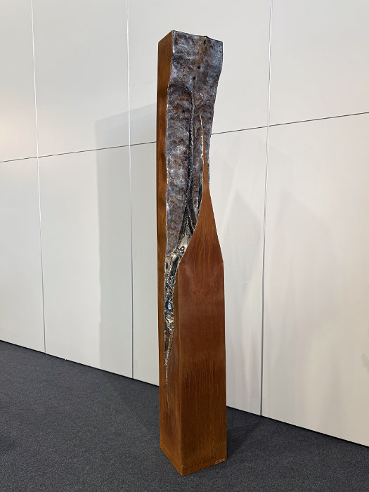 Moderne Skulptur aus rostigem Corten-Stahl