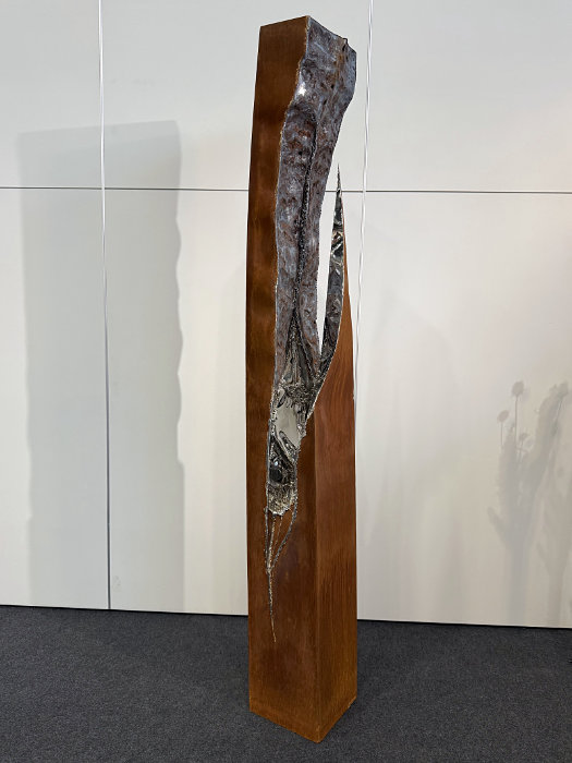 Frei stehende Skulptur aus Metall