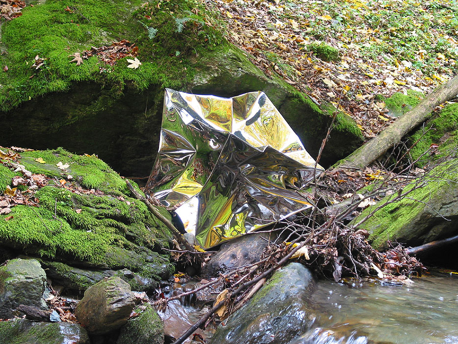 Moderne Kunst in der Natur, Metallskulptur in abstarkter Form