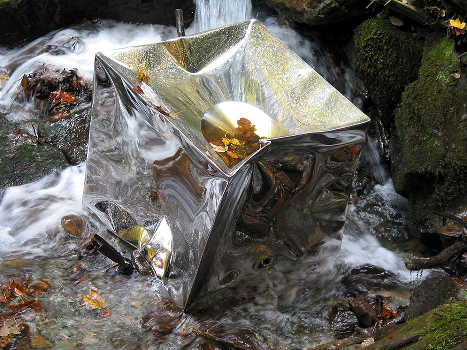 Skulptur aus poliertem Edelstahl, Implodierte Würfel