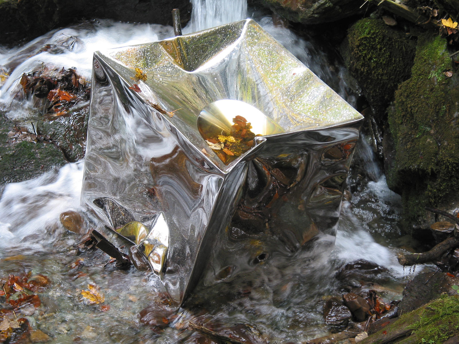 Skulptur aus poliertem Edelstahl, Implodierte Würfel