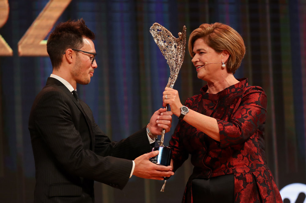 Michael Strasser bekommt den 'Sportler mit Herz'-NIKI von Bettina Glatz-Kremsner