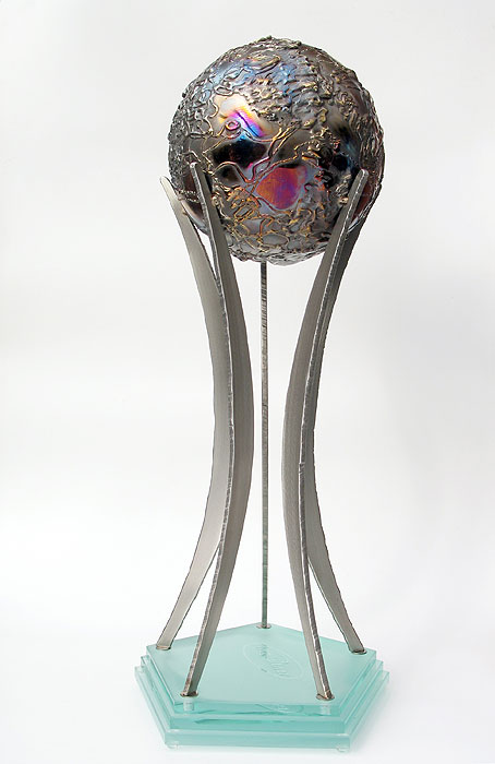 Award aus Edelstahl und Glas