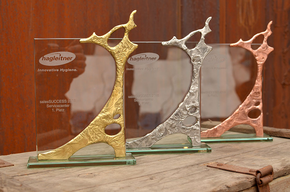Künstlerisch gestalteter Marketing Award aus Metall und Glas