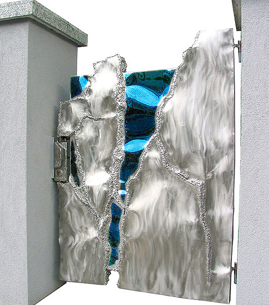 Angewandte Kunst, Eingangstor in blauem Edelstahl