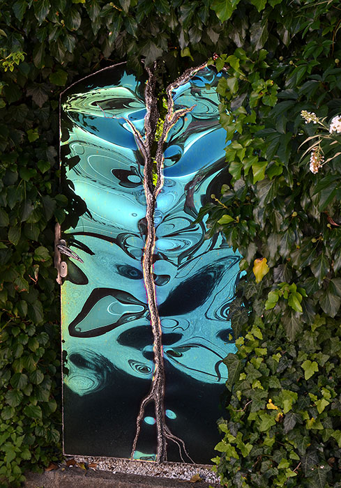 Künstlerisch gestaltetes Gartentor aus grünem Edelstahl geschweißt, Angewandte Kunst direkt vom Künstler zu kaufen
