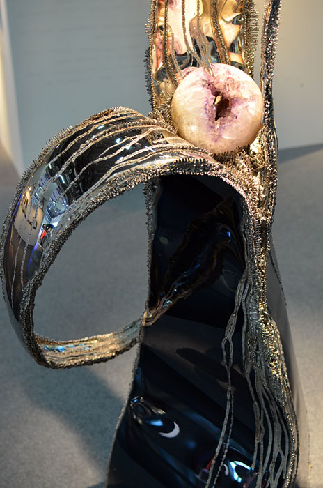Skulptur aus Edelstahl mit Kristall-Kugel