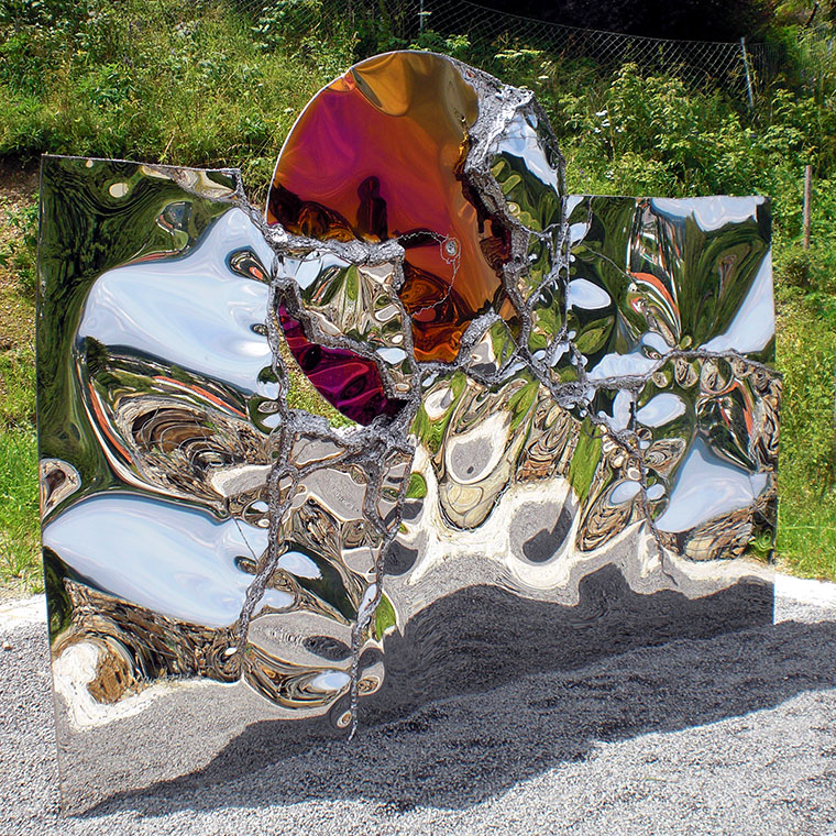 Art in mirror polished stainless steel