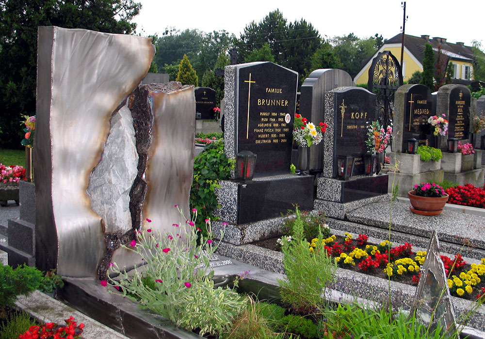 Stainless sculpture as grave monument